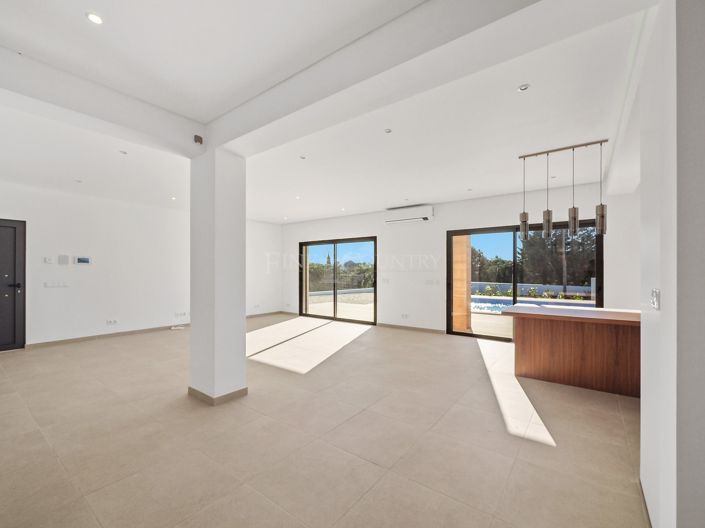 Image No.16-4 Bed Property for sale