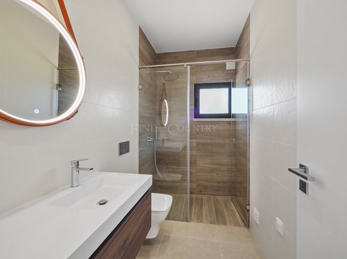 Image No.26-4 Bed Property for sale