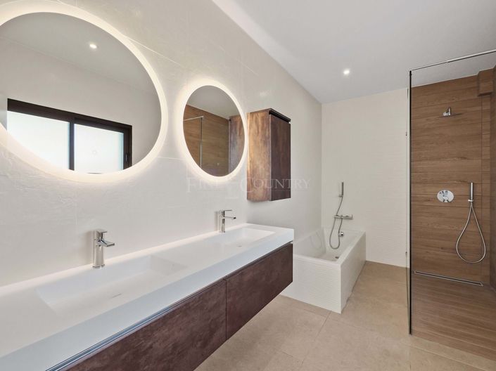 Image No.5-4 Bed Property for sale