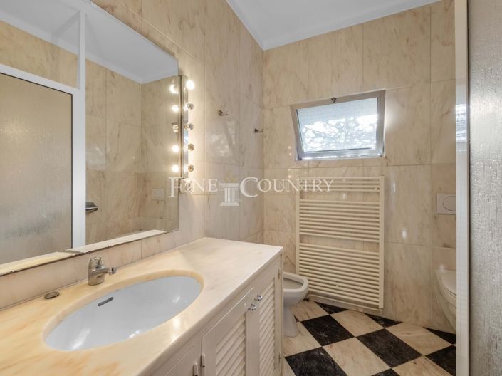 Image No.11-3 Bed Property for sale