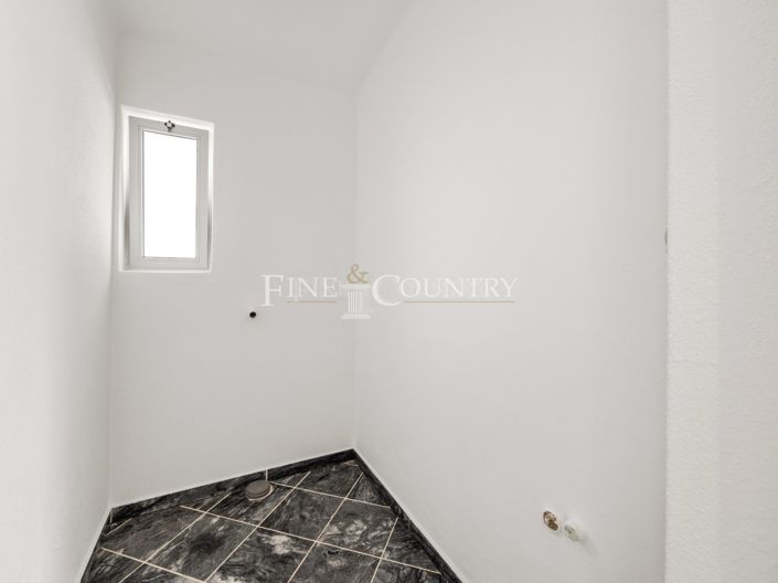 Image No.12-3 Bed Property for sale