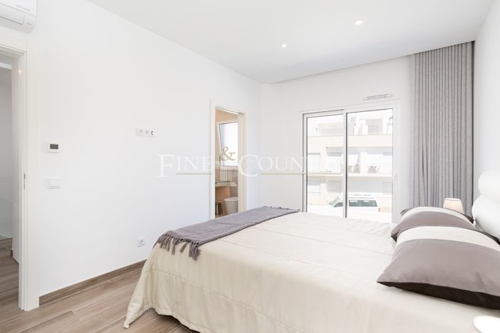 Image No.22-3 Bed Townhouse for sale