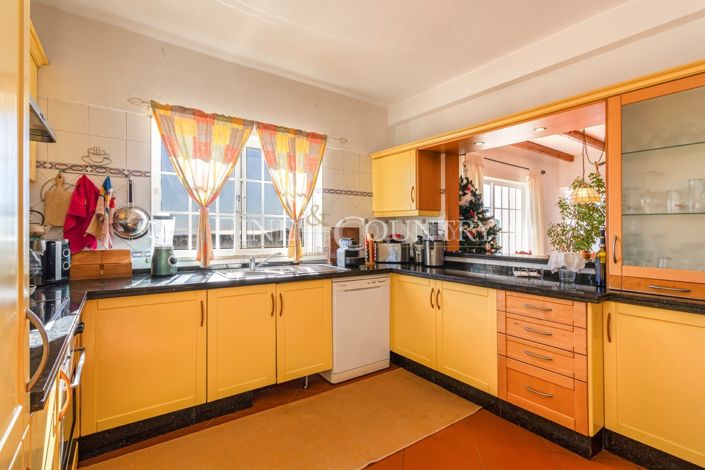 Image No.10-4 Bed Property for sale