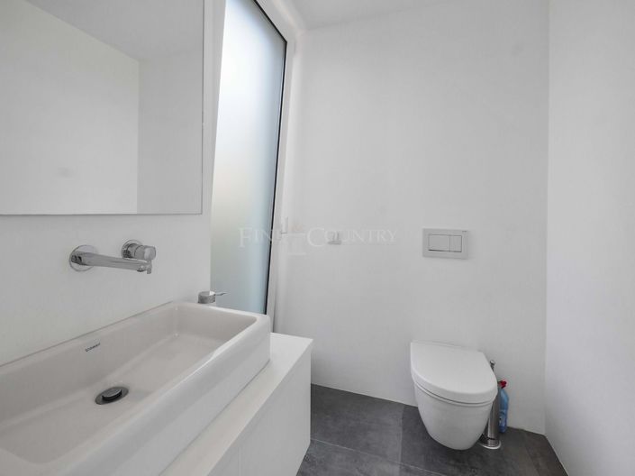 Image No.11-3 Bed Property for sale