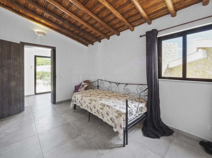 Image No.6-4 Bed Property for sale