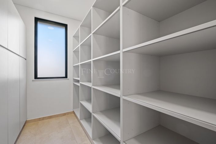 Image No.17-4 Bed Property for sale