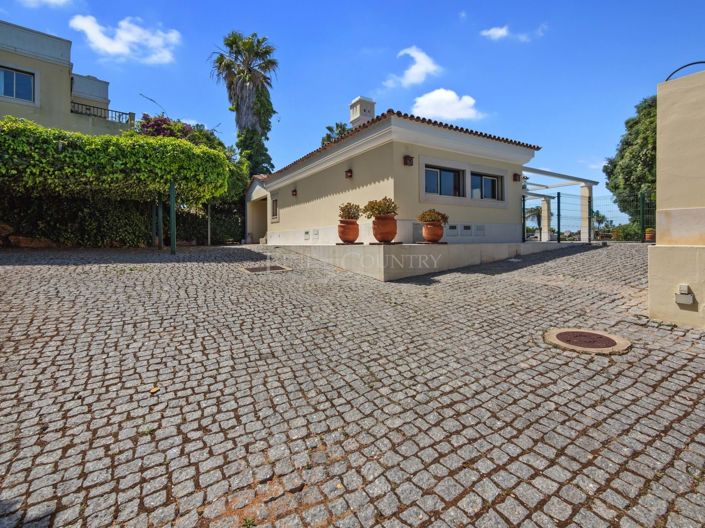 Image No.40-3 Bed Property for sale