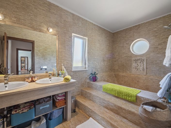 Image No.20-4 Bed Property for sale