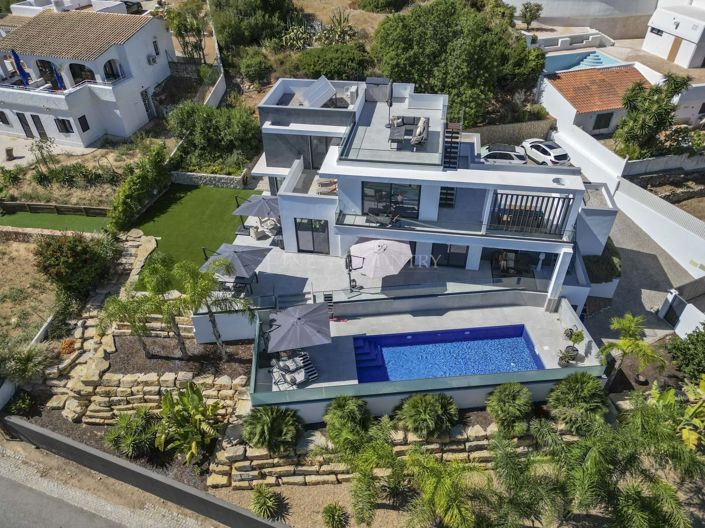 Image No.1-4 Bed Property for sale