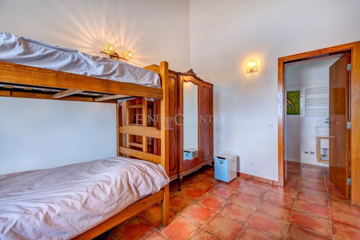 Image No.28-4 Bed Property for sale