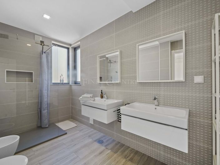 Image No.27-4 Bed Property for sale