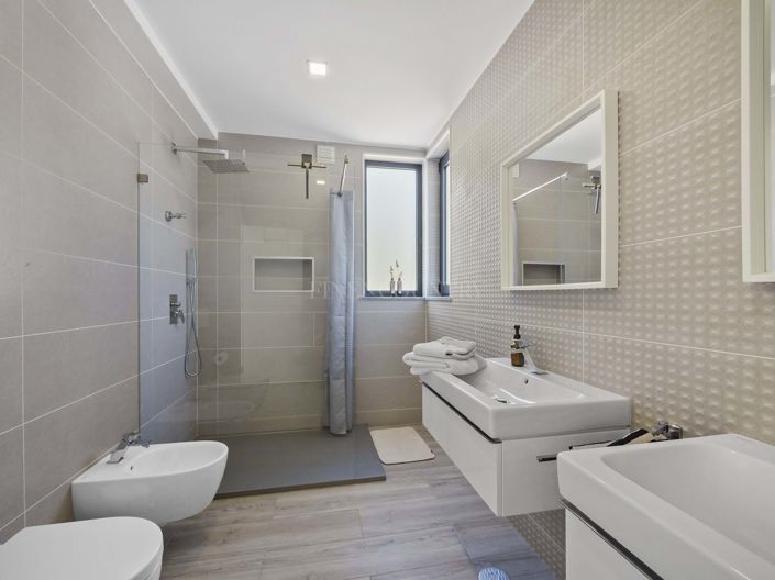 Image No.32-4 Bed Property for sale