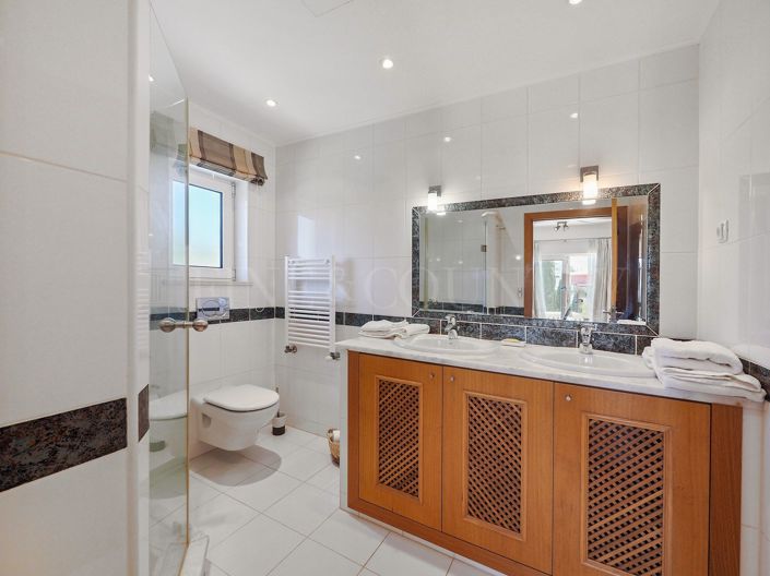 Image No.19-4 Bed Property for sale