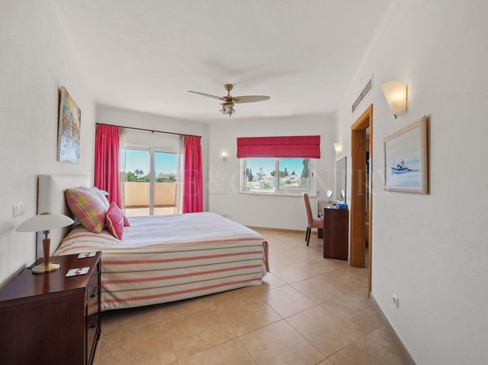 Image No.26-4 Bed Property for sale