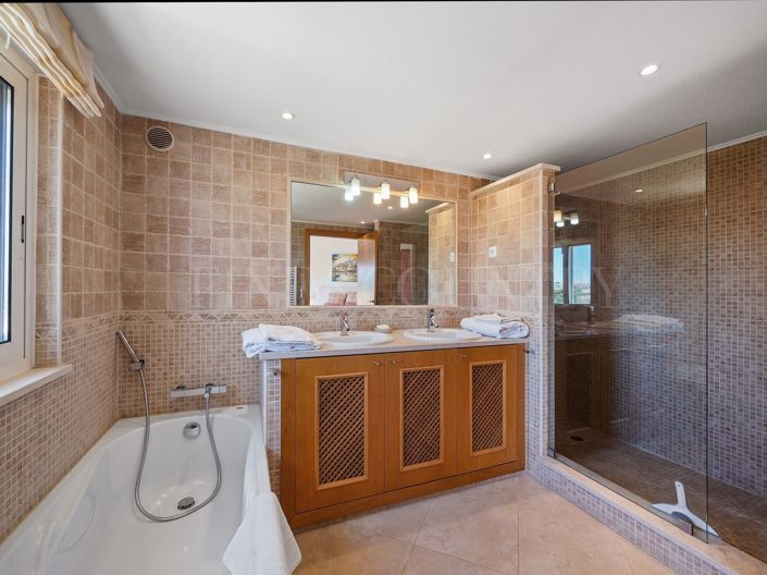 Image No.30-4 Bed Property for sale