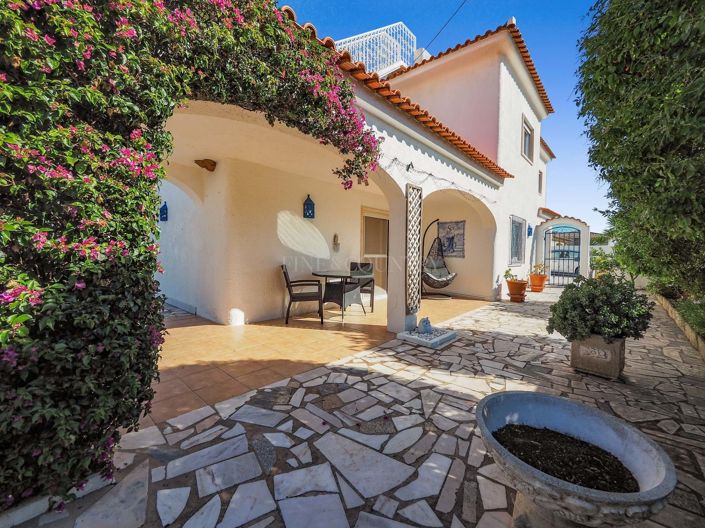 Image No.2-5 Bed Property for sale