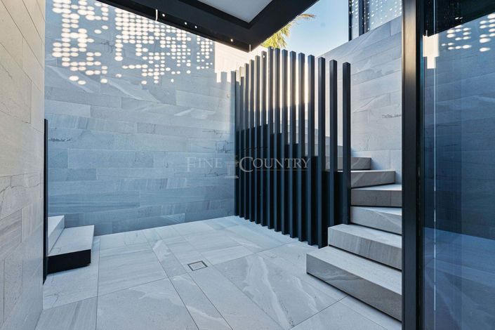 Image No.69-3 Bed Property for sale