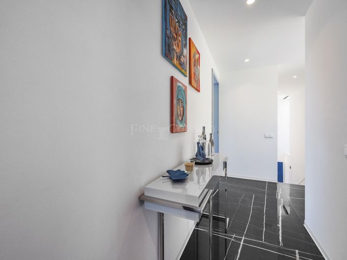 Image No.12-5 Bed Property for sale