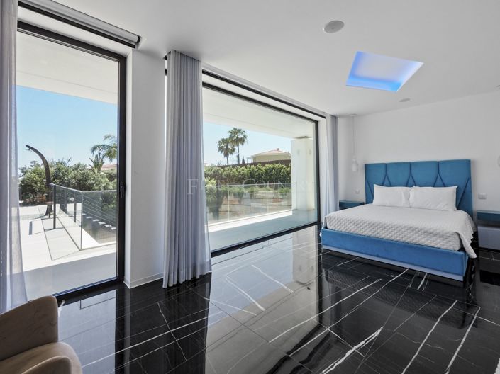 Image No.14-5 Bed Property for sale