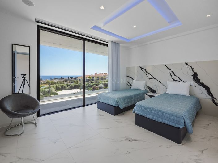 Image No.30-5 Bed Property for sale