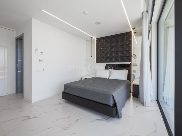 Image No.34-5 Bed Property for sale