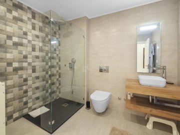 2104-357374-b952a8cbdbc2fd66601ce91bb265b9cce