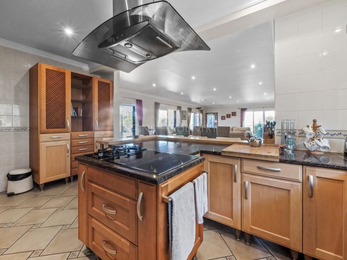 Image No.12-4 Bed Property for sale