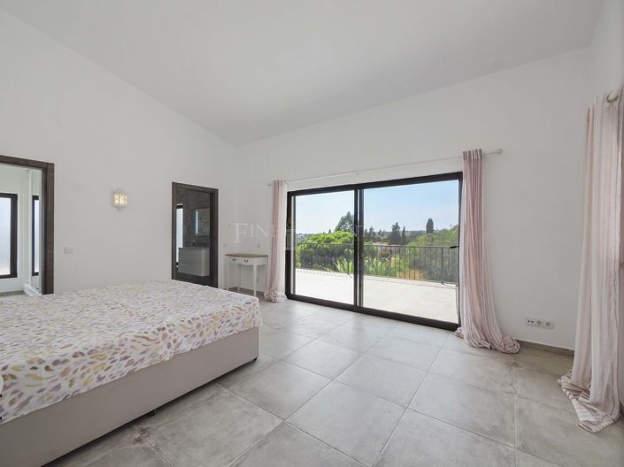 Image No.10-4 Bed Property for sale