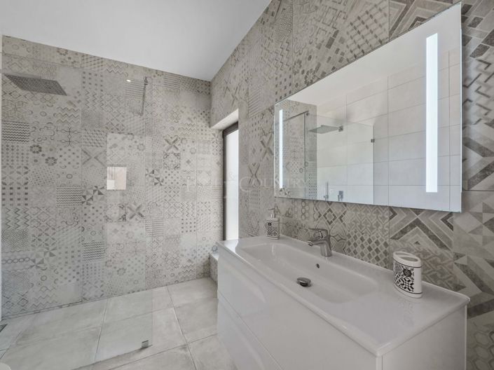 Image No.12-4 Bed Property for sale