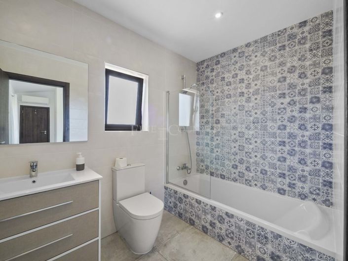 Image No.9-4 Bed Property for sale