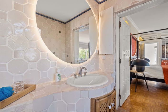 Image No.25-6 Bed Property for sale