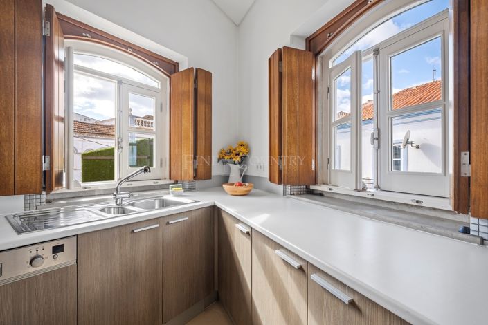 Image No.17-6 Bed Townhouse for sale