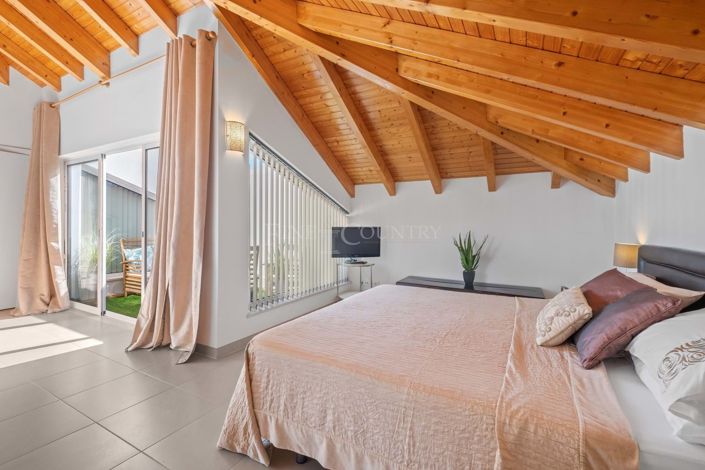 Image No.20-6 Bed Townhouse for sale