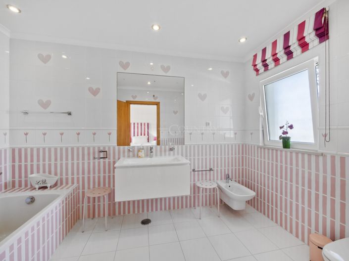 Image No.31-5 Bed Property for sale