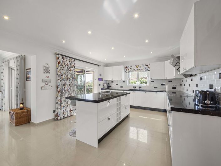 Image No.37-5 Bed Property for sale