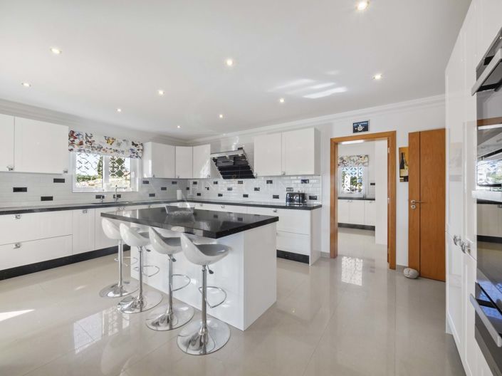 Image No.38-5 Bed Property for sale