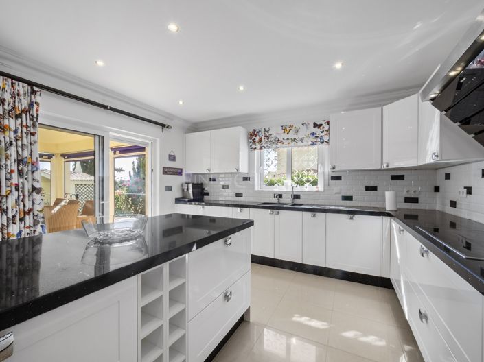 Image No.40-5 Bed Property for sale