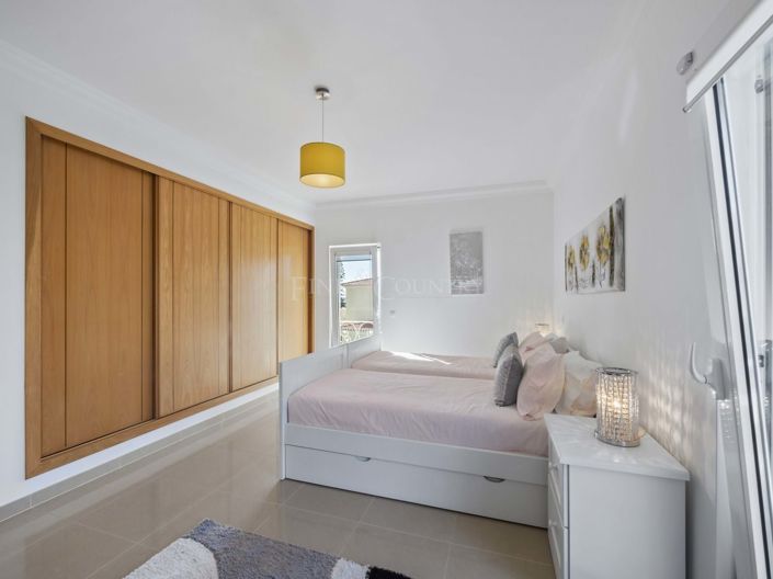 Image No.46-5 Bed Property for sale