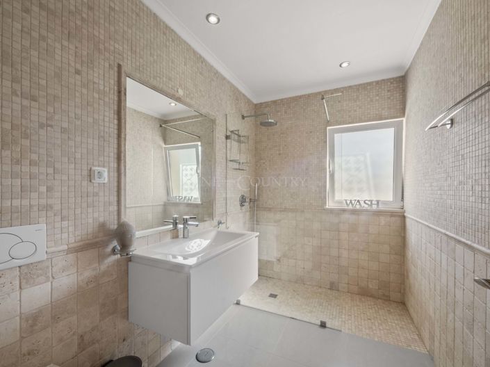 Image No.48-5 Bed Property for sale