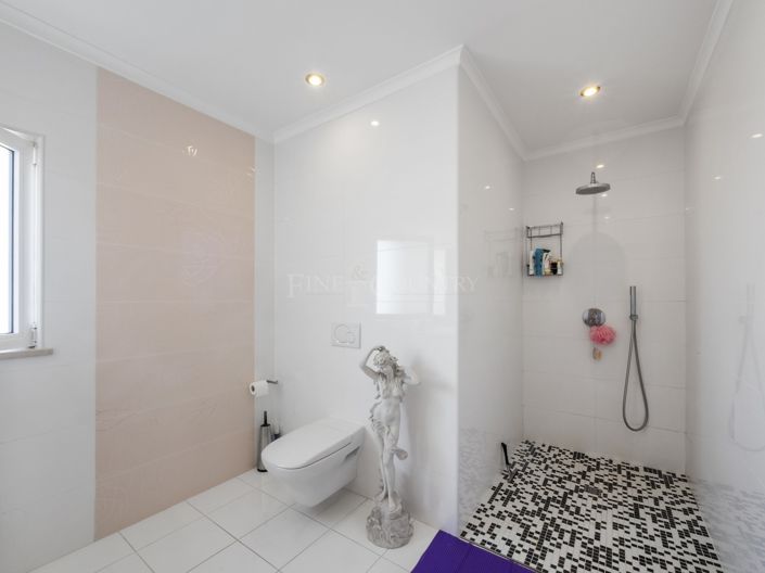 Image No.59-5 Bed Property for sale