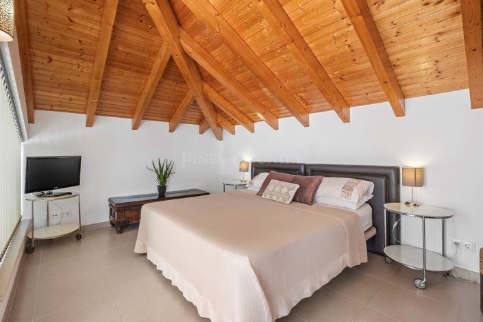 Image No.19-6 Bed Townhouse for sale