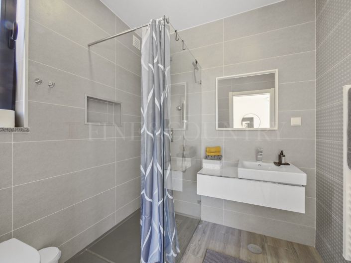 Image No.20-4 Bed Property for sale