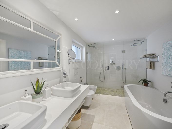 Image No.23-4 Bed Property for sale