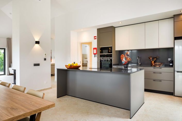 Image No.6-5 Bed Property for sale