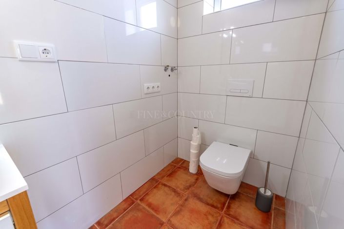 Image No.15-4 Bed Property for sale