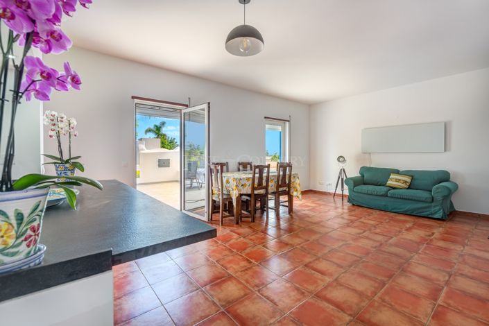 Image No.2-4 Bed Property for sale