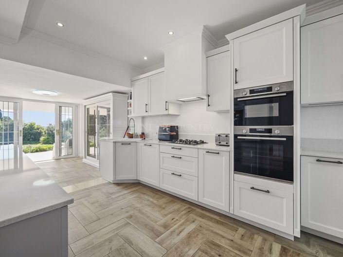 Image No.15-6 Bed Property for sale