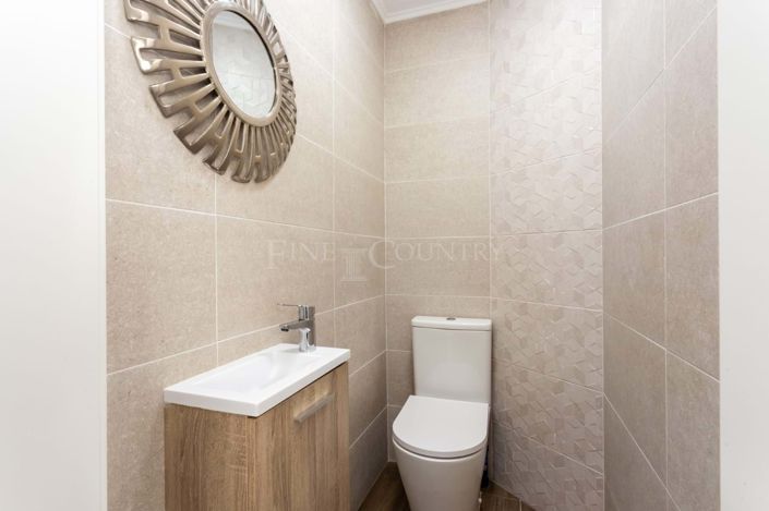 Image No.17-6 Bed Property for sale