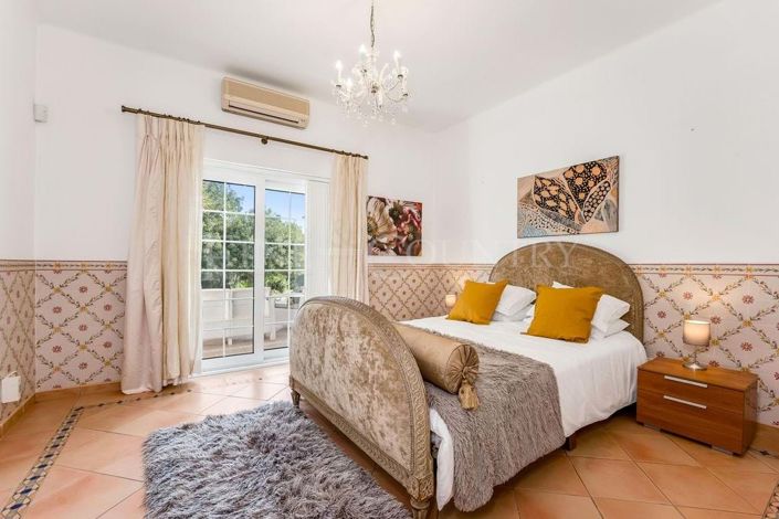 Image No.27-6 Bed Property for sale