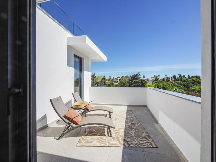 Image No.26-4 Bed Property for sale